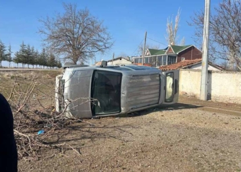 Kulu’da kontrolden çıkan kamyonet yan yattı