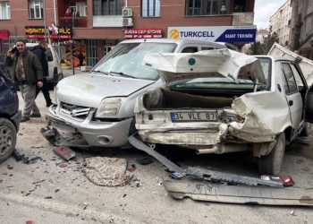 Konya’da kamyonet kırmızı ışıkta bekleyen 7 araca çarptı: 2 Yaralı