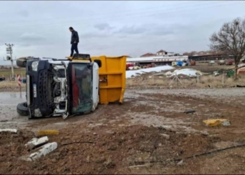 Ereğli’de kontrolden çıkan kamyon devrildi