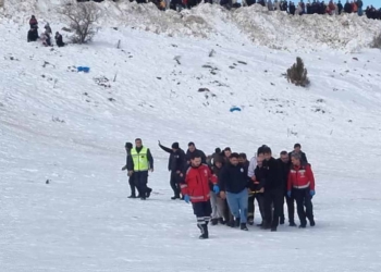 Aladağ’da kayak yaparken ayağını kırdı, hastaneye kaldırıldı
