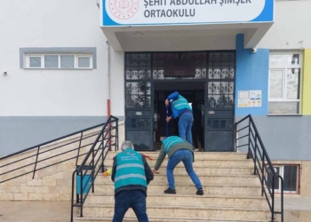 Beyşehir’de yükümlüler ara tatilde okulları temizledi