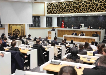 Kavuş, genç siyasetçiler ve bürokratlarla meclis simülasyonunda buluştu