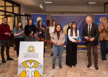 6 Şubat’ta yitirilen hayatlar “Kırık Simetriler” sergisiyle anıldı