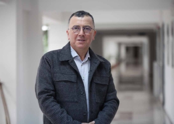 Uzmanlardan uyarı: Sınav baskısı ve sosyal medya gençleri yalnızlaştırıyor