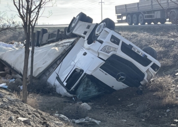 Konya’da tır şarampole devrildi: 2 yaralı