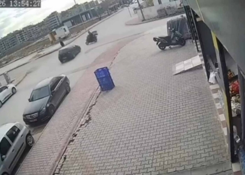 Otomobil ve motosikletin kazasında 2 kişinin yaralandığı anlar kamerada