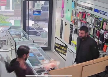 Beyşehir’de cep telefonu bataryası patladı, panik anları kamerada