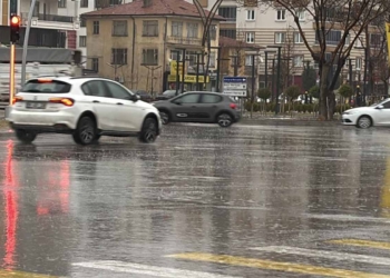 Aksaray’da şiddetli rüzgar ve yağış üreticilerin yüzünü güldürüyor