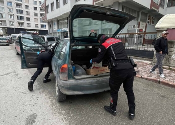 Konya’da polisten kaçan araçtan atılan uyuşturucu sokakta bulundu