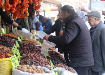 Tarihi Bedesten Çarşısı’nda hurma tezgahları Ramazan’la hareketlendi