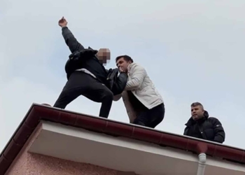Kulu’da çatıya çıkan kişi emniyet müdürünün müdahalesiyle kurtuldu