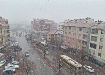 Konya beyaza büründü: Kar yağışı görsel şölen oluşturdu