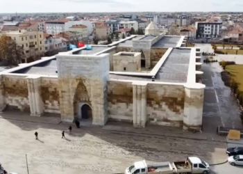 Konya yolu üzerindeki 800 yıllık Sultanhanı Kervansarayı ziyaretçilerini büyülüyor