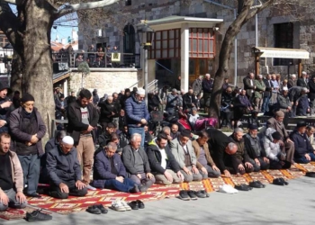 Konya’da Ramazan’ın ilk cumasında camiler doldu taştı