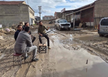Eskişehir’de yol tepkisi: Konyalı esnaf oltayla poz verdi