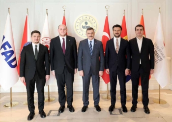 AK Parti Konya milletvekillerinden bakanlara hayırlı olsun ziyareti