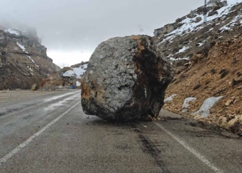Taşkent yolunda tehlike: Dev kaya yola düştü