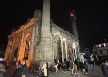 Konya’da son teravih namazında camiler doldu
