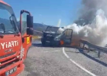 Beyşehir’de seyir halindeki kamyonet alevlere teslim oldu