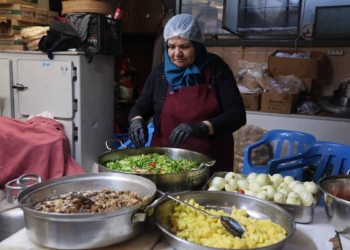 Emekli öğretmen ihtiyaç sahipleri için aşevinde gönüllü çalışıyor