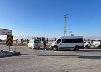 Ereğli’de kamyonet ile okul servisi çarpıştı: 5 yaralı