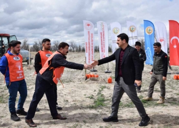 Öztürk öğrencilerle erozyon sahasında fidan dikti
