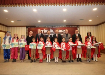 Meram’da İstiklal Marşını okumak için minikler sahnedeydi