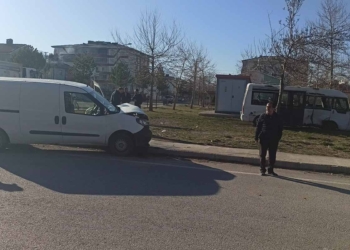 Seydişehir’de öğrenci servisi ile hafif ticari araç çarpıştı