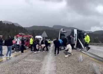 Seydişehir’de yolcu otobüsü devrildi