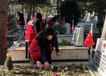 Şehit kabirlerinde Türkiye genelinde bakım ve temizlik çalışması
