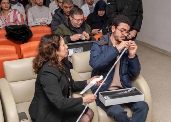 Selçuk Üniversitesi’nde görme engellilere WeWalk akıllı baston desteği