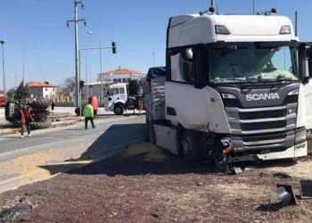 Ereğli’de tırın çarptığı traktör ikiye bölündü