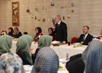 Vali Akın, Fahrunnisa Kız Kur’an Kursu’nda öğrencilerle iftar yaptı