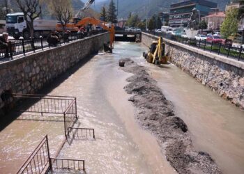 Akşehir Belediyesi ekiplerinden dere yatağında temizlik mesaisi