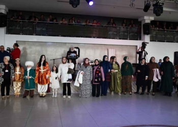 Akşehir’de halk eğitimi kursiyerlerinden giyim defilesi