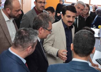 Karapınar Kaymakamı Şenol Öztürk öğrencilerin bilim heyecanına ortak oldu