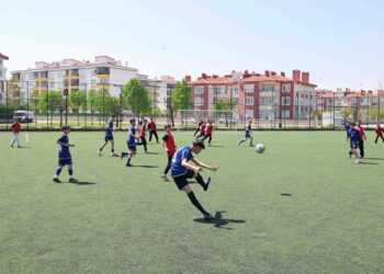 Karatay’da 8. ortaokullar arası kardeşlik ve dostluk futbol turnuvası başladı