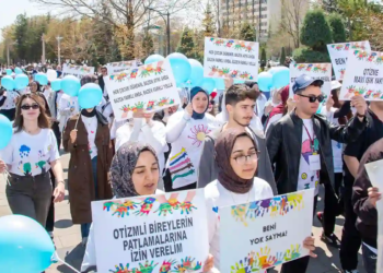 Selçuk Üniversitesi’nde Otizme “Mavi Işık” yakıldı