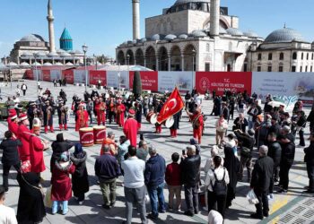 Konya’nın meydanlarında mehter coşkusu sürüyor