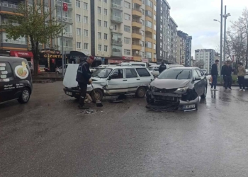Seydişehir’de kavşakta iki otomobil çarpıştı: 1 yaralı