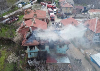 Akşehir’de soba yangını müstakil evi kullanılmaz hale getirdi