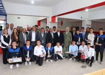 Yunak’ta TÜBİTAK 4006 Bilim Fuarı büyük ilgi gördü