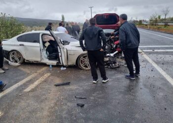 Akşehir’de iki otomobil çarpıştı 4 kişi yaralandı