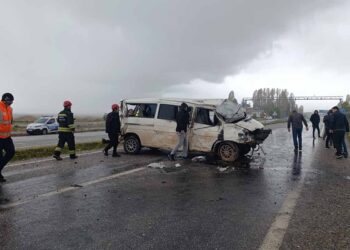 Beyşehir’de devrilen minibüsün sürücüsü yaralandı