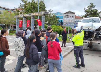 Beyşehir’de trafik haftasında ibretlik sergi: Kaza yapan araçla kuralları öğrendiler