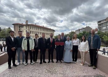 Çanakkale Şehitliği’nde dalgalanan bayrak Konya Lisesi’ne emanet edildi