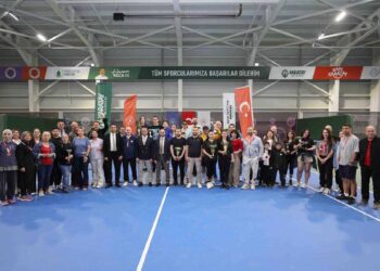 Karatay’da tenis rüzgarı esti