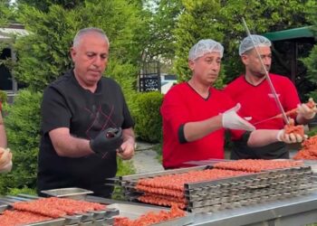 Adanalı kebap ustası Konya’da çocuklara unutulmaz bir gün yaşattı