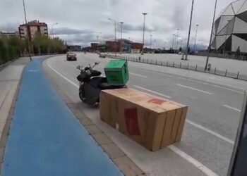Konya’da yol kenarına düşen buzdolabı şaşırttı