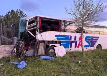 Konya’da TIR’a çarpan otobüsün şoförü hayatını kaybetti